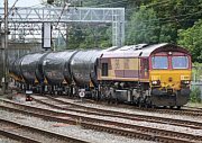 Dráha posiluje, ale brzdí ji nevýkonná infrastruktura