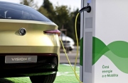 Každá osmá firma v ČR postavila ve svých prostorech dobíječky pro elektroauta