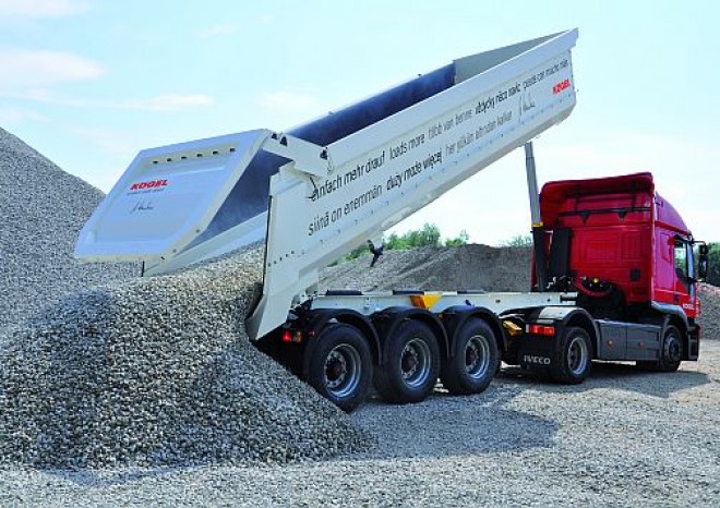 Kögel se novou sklápěčkou vrací na stavbu