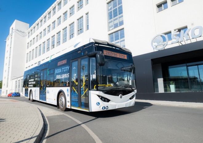 Nový škodovácký trolejbus zahájil testy v ulicích Plzně