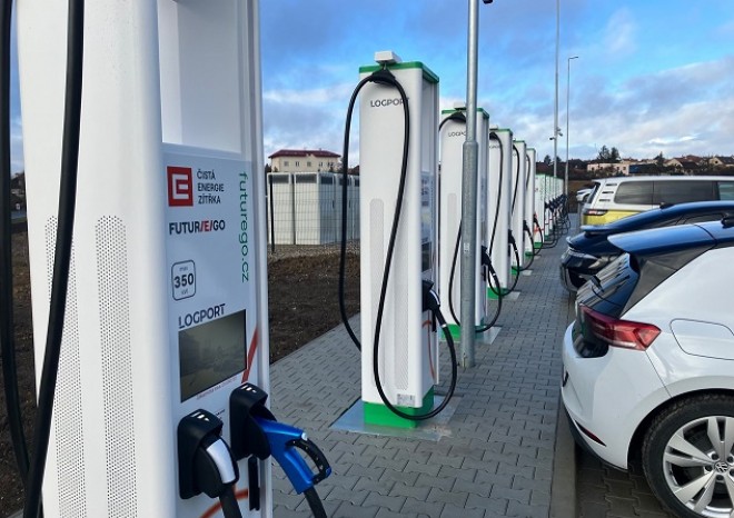 ​ČEZ zlevňuje dobíjení na ultrarychlých stojanech, řidiči ušetří až 17 procent