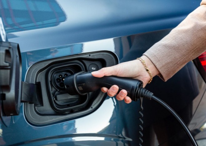 Mezi firmami stoupá zájem o elektromobily, potřebují ale komplexní související služby