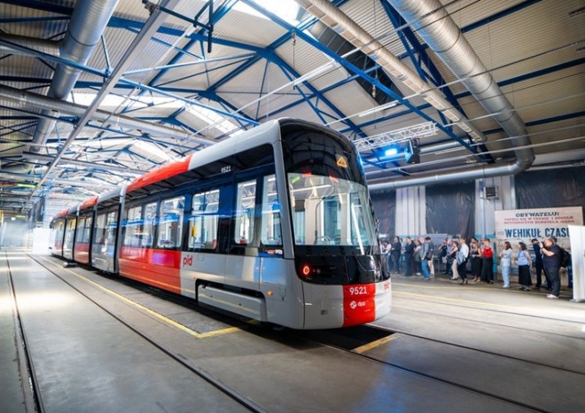 ​Škoda Group představila ve Vratislavi pražskou tramvaj 52T a antikolizní systém pro tramvaje 19T