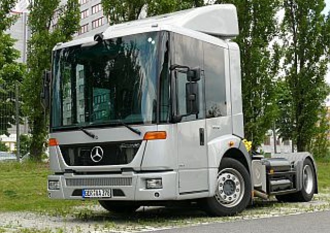 Mercedes-Benz do Prahy přivezl první tahač na CNG