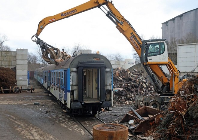 ​České dráhy masivně obnovují a denně posílají jeden starý vůz do šrotu