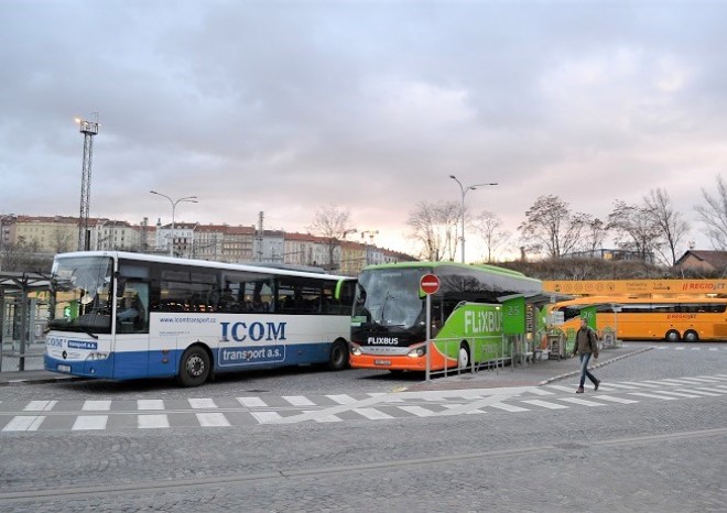 ​Slevy ve veřejné dopravě pro studenty a seniory jsou od dubna jen padesát procent