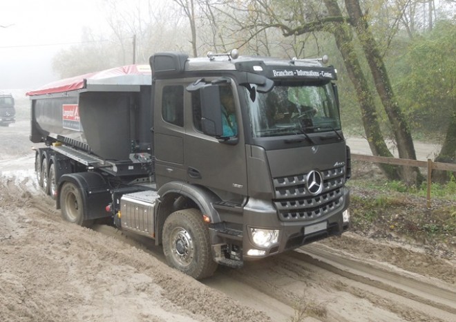 Mercedes-Benz Arocs – specialista na těžkou dopravu se širokým využitím