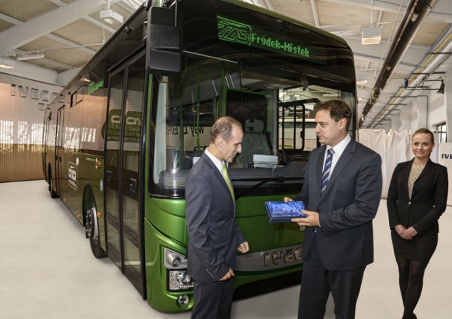 Iveco předalo autobusy pro ČSAD Frýdek-Místek a Hradní stráž