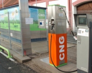 Kilogram CNG někde stojí i 99,90 Kč, s CNG kartou je však plyn nadále levnější než benzín