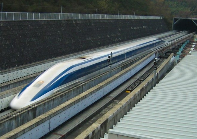 ​Japonský vlak Maglev pohybující se na magnetickém polštáři je stále nejrychlejší