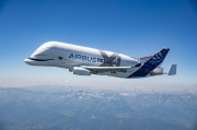 Nový nákladní letoun BelugaXL úspěšně uskutečnil první let
