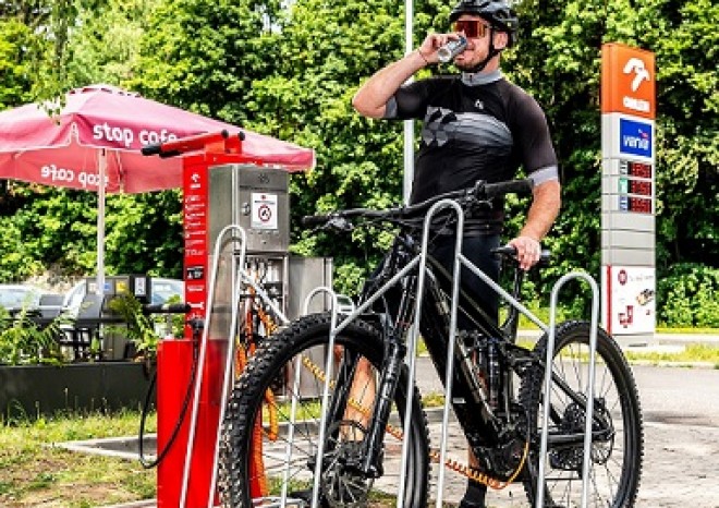 ​ORLEN rozšiřuje na svých čerpacích stanicích síť servisních a dobíjecích stojanů pro cyklisty