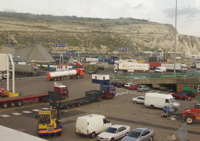 Británie bude požadovat testování řidičů kamionů z ciziny včetně Irska