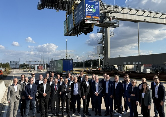 ​Úspěšný pilotní projekt EcoDuo: TÜV Rheinland potvrzuje snížení zatížení infrastruktury, výrobci vozidel vyzývají k zařazení do dopravní sítě