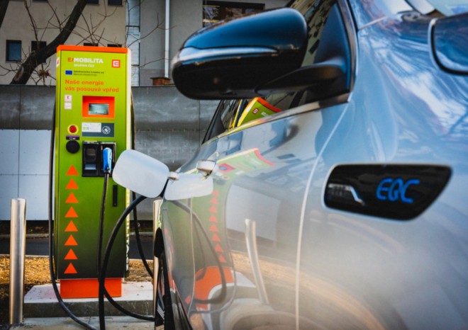 Provoz dobíjecí infrastruktury pro elektroauta dál roste, přibyly desítky stanic