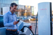 Zákazníci DKV Mobility mají nově přístup k 10 000 dobíjecím stanicím Tesla Supercharger