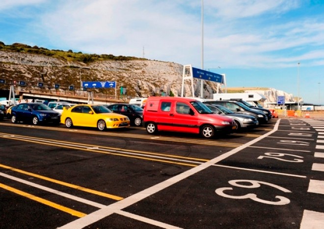 Před cestou na kontinent museli řidiči v Británii opět trávit hodiny v zácpách