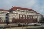 Sedm lidí a dvě firmy čelí obžalobě za ovlivňování zakázek Českých drah