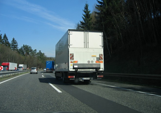 Přibývá krádeží z nákladních vozů za jízdy