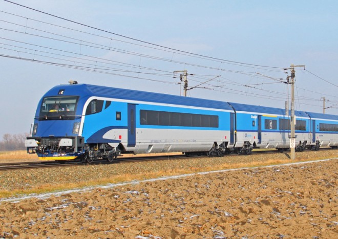 První souprava RailJet v barvách ČD je na českém území