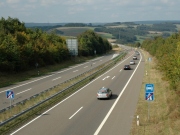 Sněmovna povolila vyšší rychlost na dálnicích, ministr dopravy
to odmítá