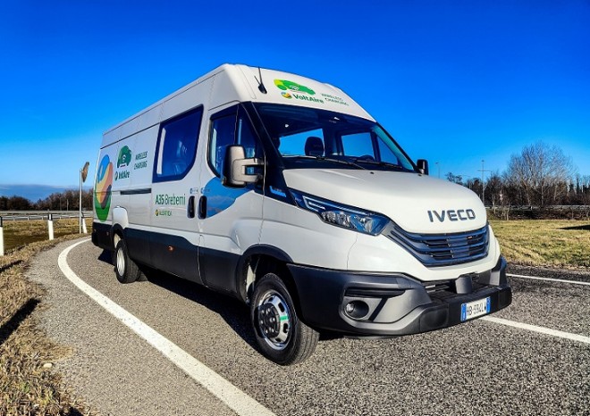 ​První IVECO eDaily pro běžný provoz s dynamickým i statickým bezdrátovým nabíjením