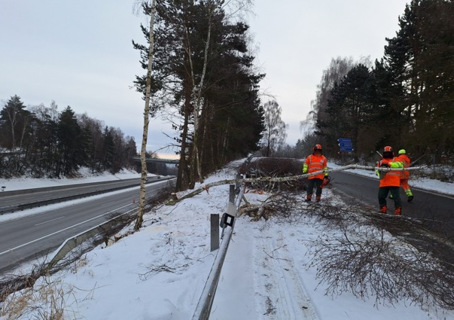 ​ŘSD při zimní údržbě prořezává stromy, které by mohly ohrozit provoz