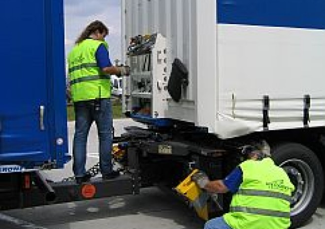 Provoz obřích souprav je hazardem s bezpečností na silnicích