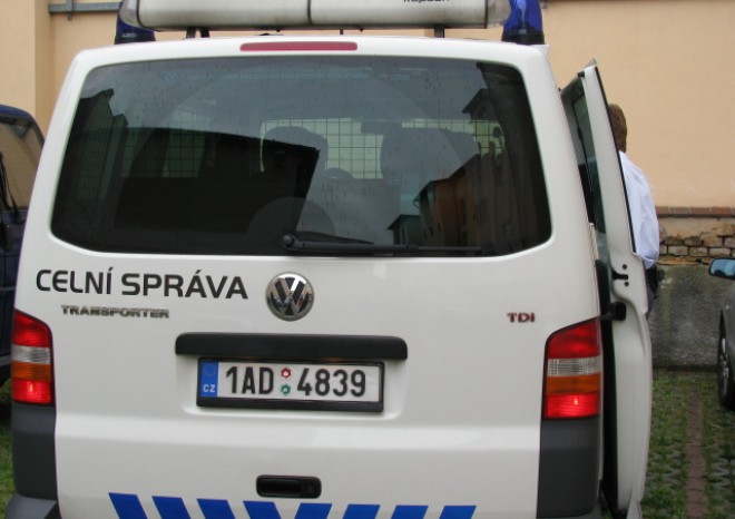 Celníci kontrolují i pomocí mobilního rentgenu