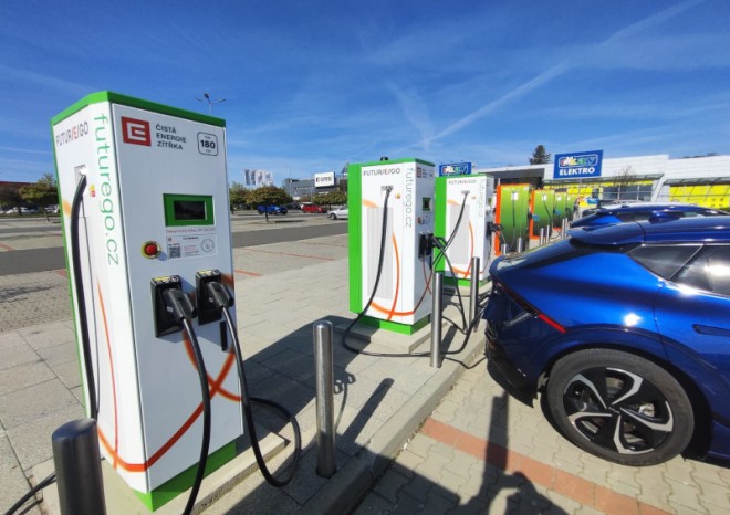 ČEZ v 1. pololetí postavil téměř stovku nových veřejných dobíjecích stojanů pro elektroauta
