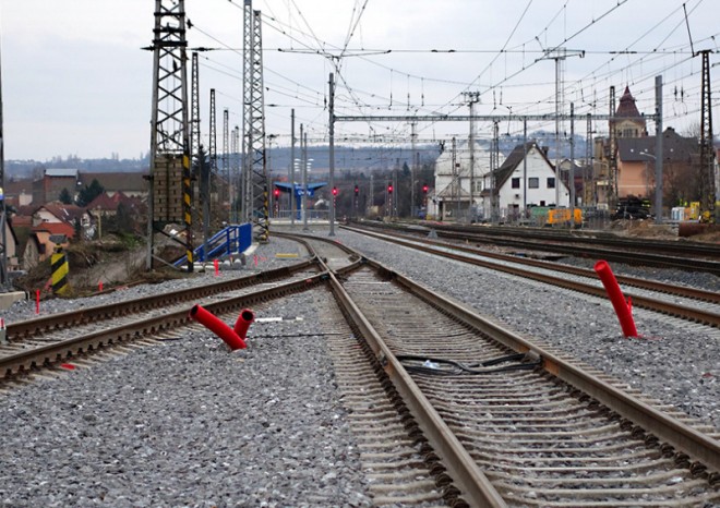 Modernizace koridoru v Úvalech výrazně omezí provoz na trati do Kolína