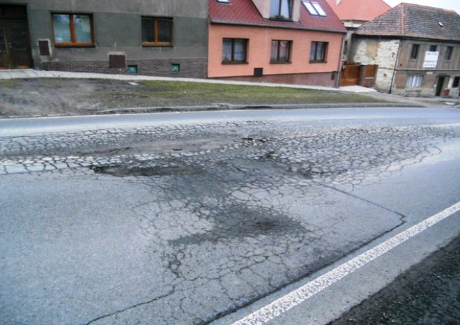 Ministr Ťok hledá možnosti, jak sehnat peníze na opravu krajských silnic
