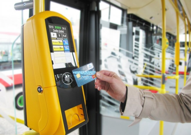 MHD postupně dohání skluz v možnosti platit jízdné bezkontaktními
kartami