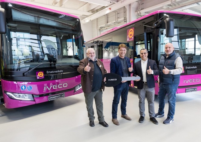 ​IVECO BUS dodává první vozy Crossway Low Entry společnosti deu.mobil GmbH v jižním Německu