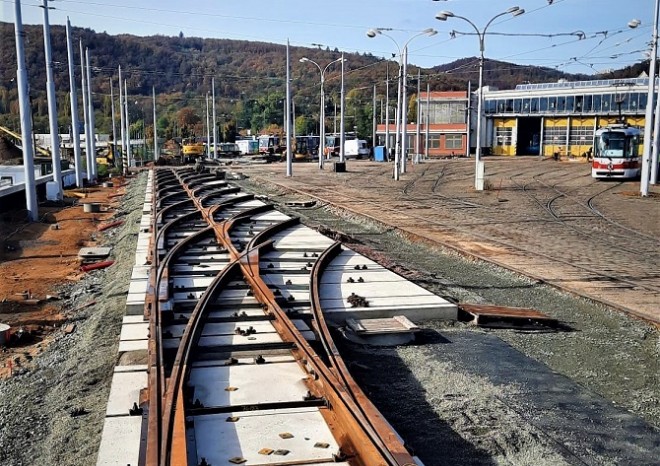 ​V areálu brněnské vozovny Pisárky roste největší kolejová harfa v Česku