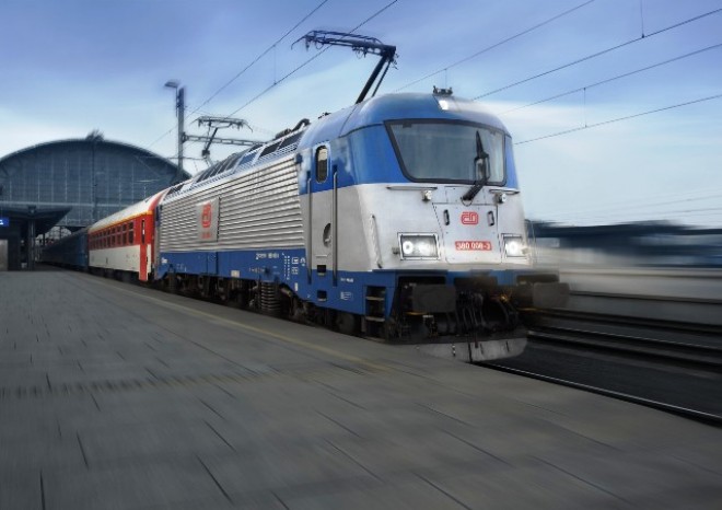 ČD začaly zkoušet nové lokomotivy ve vlacích na Slovensko