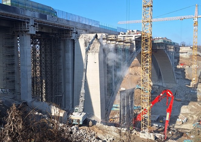 ​Demolice první poloviny mostu Šmejkalka na D1 jde do finále
