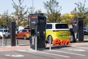 E.ON otevírá v Českých Budějovicích svůj největší dobíjecí hub v tuzemské síti E.ON Drive