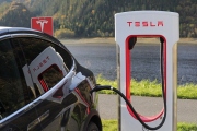 USA vyšetřují poloautomatický systém řízení americké automobilky Tesla