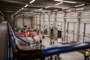 Skupina Coca-Cola HBC otevírá v Praze plně automatizovaný sklad