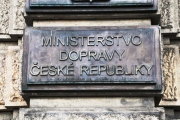 Výdaje ministerstva dopravy by se příští rok měly snížit