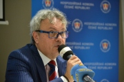 ​HK: Podnikatele dusí papírování a regulace, politici slibovali pomoc