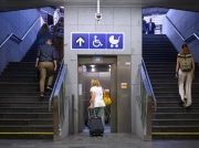 V metru na Nádraží Holešovice DPP vybudoval výtah, stanice je plně bezbariérová
