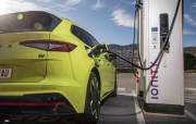 Automobilový průmysl je proti ukončení bezplatného parkování elektromobilů v Praze