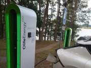 Nabíjecí stanice Olife Energy s platebním terminálem slouží návštěvníkům Máchova jezera