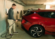 ČEZ pokračuje v elektromobilizaci flotily, pod jednou střechou má 42 parkovacích míst vlastní dobíječku