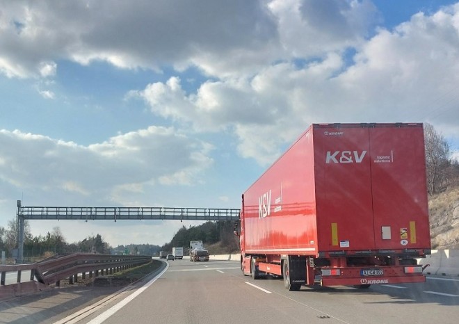 ​Zahraniční dopravci uhradili v Česku v únoru 55 procent mýtných poplatků