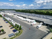 DB Schenker osazuje střechu centra v Rudné u Prahy solárními panely