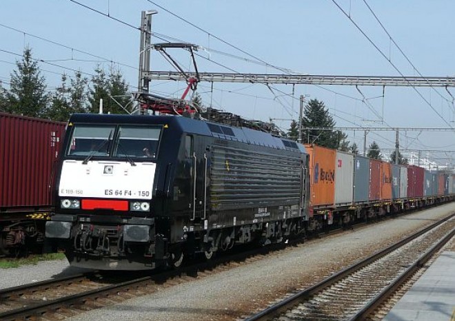 Lokomotiva Siemens ES64F4 má na českých kolejích zelenou