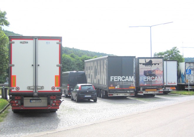 V Evropě chybí na čtyři sta tisíc bezpečných parkovišť pro kamiony